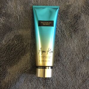 VICTORIA’S SECRET Aqua Kiss Body Lotion